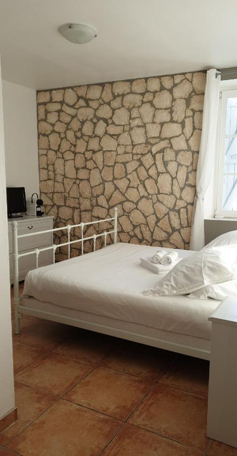 Auberge Le Lupin Blanc Revest-des-Brousses Luaran gambar